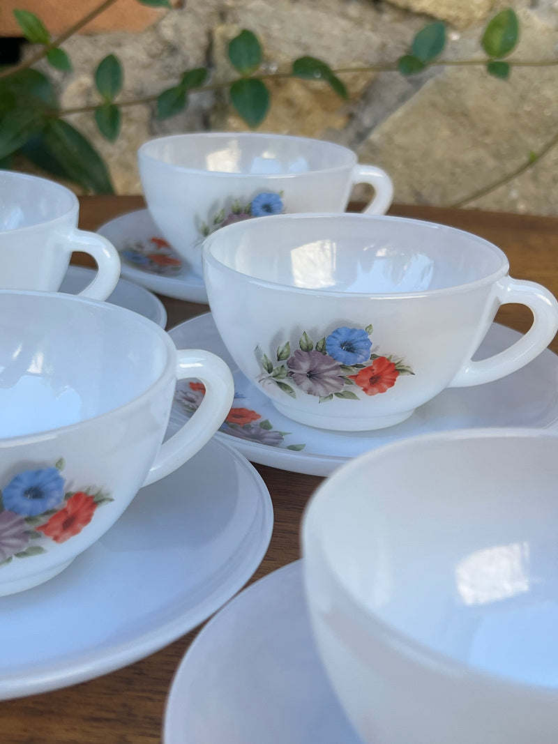 Set da tè da cinque persone in vetro opalino Arcopal France con decoro floreale.