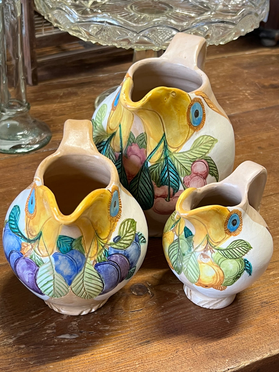 Set di tre brocche in ceramica a forma di tucano realizzato da &nbsp;Bandarin Sorano (GR), ognuna con una misure e decorazione differenti dipinte a mano.

Misure in ordine di grandezza crescente: 11x9 cm ; 14x13 cm; 16x17 cm
