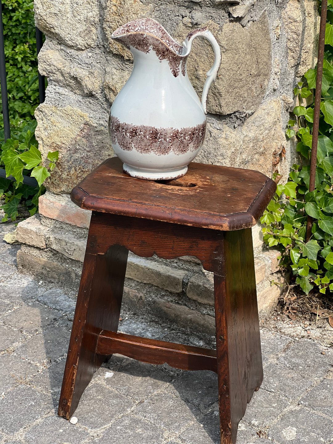 Sgabello rustico in legno massello vintage con piano sagomato
