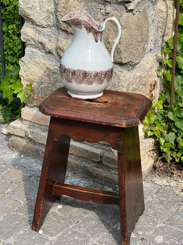 Sgabello rustico in legno massello vintage con piano sagomato
