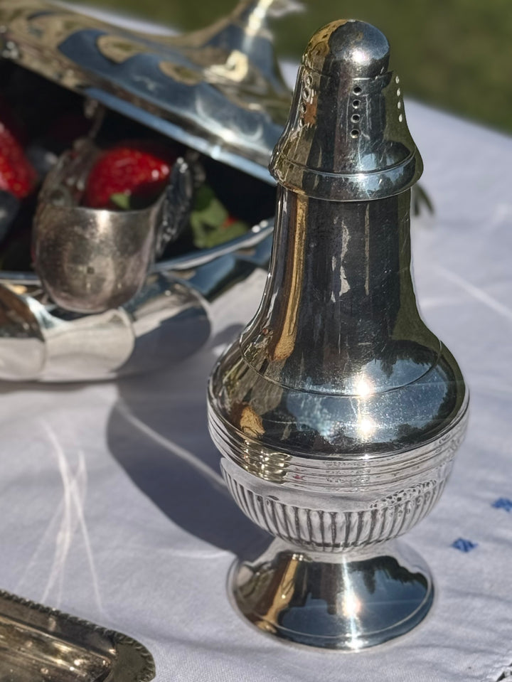Spargizucchero inglese vintage in silverplate con corpo lavorato e coperchio traforato.