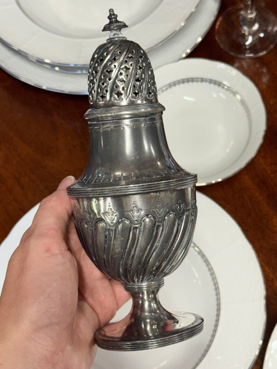 Spargizucchero inglese vintage in silverplate con corpo baccellato e coperchio traforato.