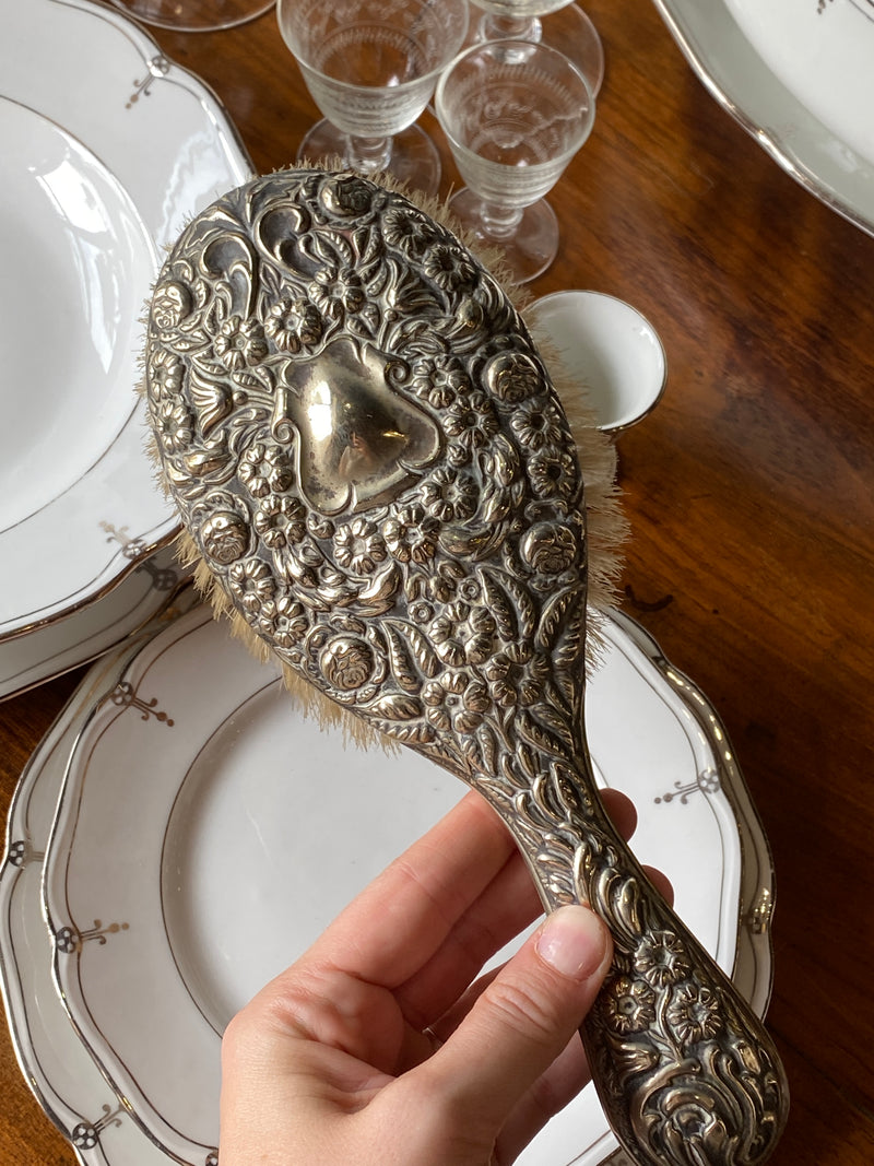 Spazzola in silverplate ( punzone EPNS) con delizioso decoro floreale.