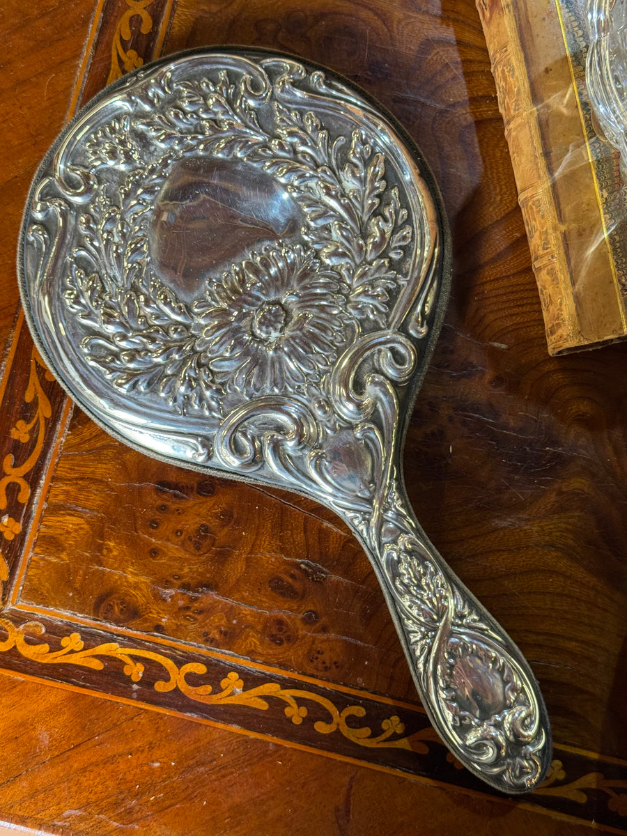 Specchietto da mano in argento cesellato con decoro floreale Liberty primi Novecento