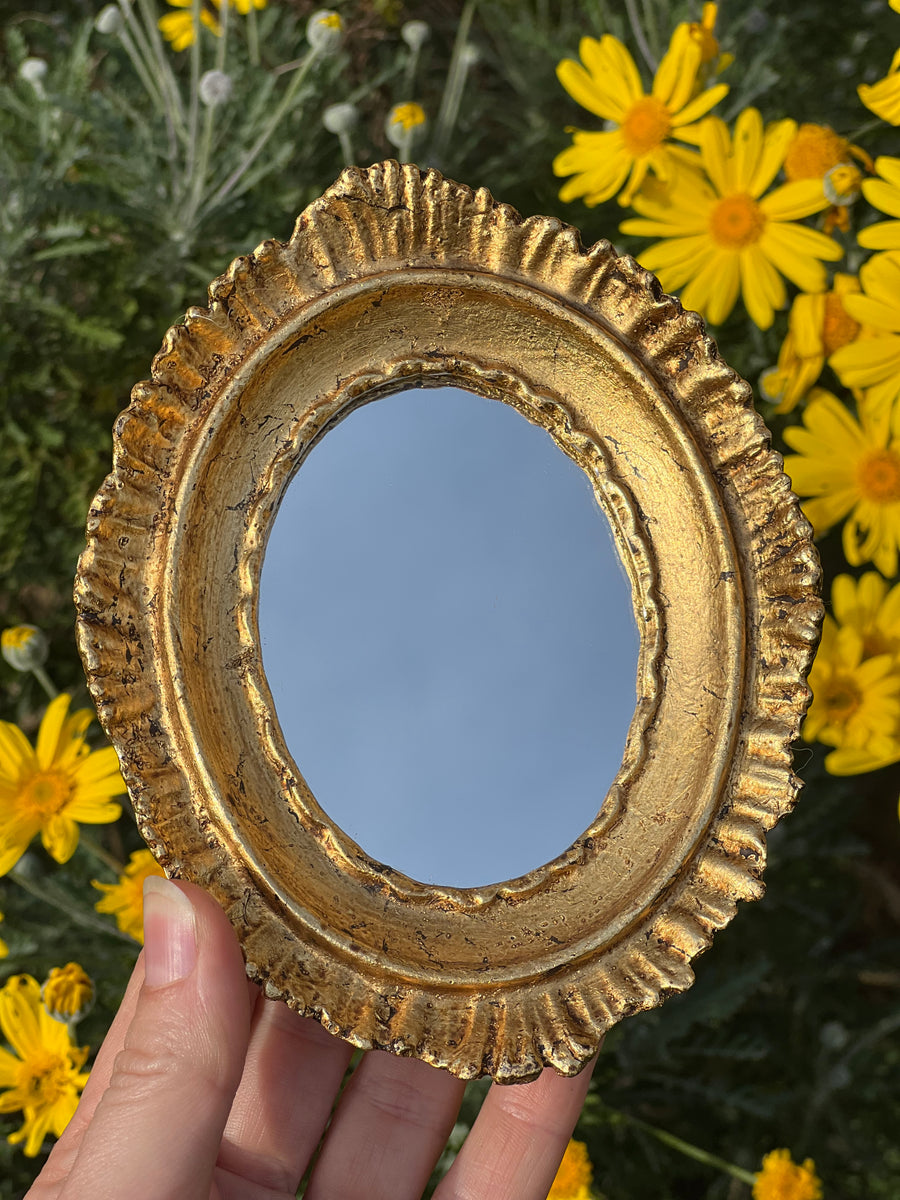 Specchietto di misure 11x14 cm, di ispirazione barocca con cornice intagliata e dorata a foglia oro. Su tutta la cornice è presente un delicato motivo a raggiera.

Con una maestria che trascende il tempo, i nostri specchietti sono capolavori realizzati a mano che catturano l'essenza dell'eleganza barocca. Ogni cornice, finemente scolpita e rifinita con foglia d'oro, è frutto di tecniche di antichizzazione che regalano un'anima vissuta e senza tempo ad ogni pezzo.