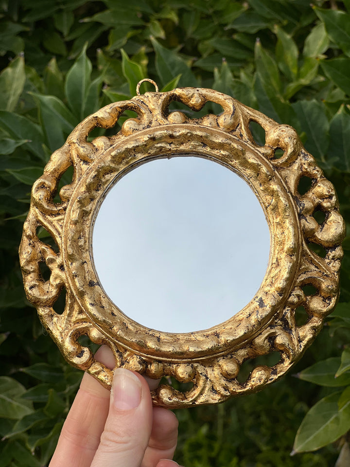 Specchietto di misure 13,5 cm, di ispirazione barocca con cornice intagliata e dorata a foglia oro. Su tutta la cornice è presente un elegante motivo intagliato.

Con una maestria che trascende il tempo, i nostri specchietti sono capolavori realizzati a mano che catturano l'essenza dell'eleganza barocca. Ogni cornice, finemente scolpita e rifinita con foglia d'oro, è frutto di tecniche di antichizzazione che regalano un'anima vissuta e senza tempo ad ogni pezzo.