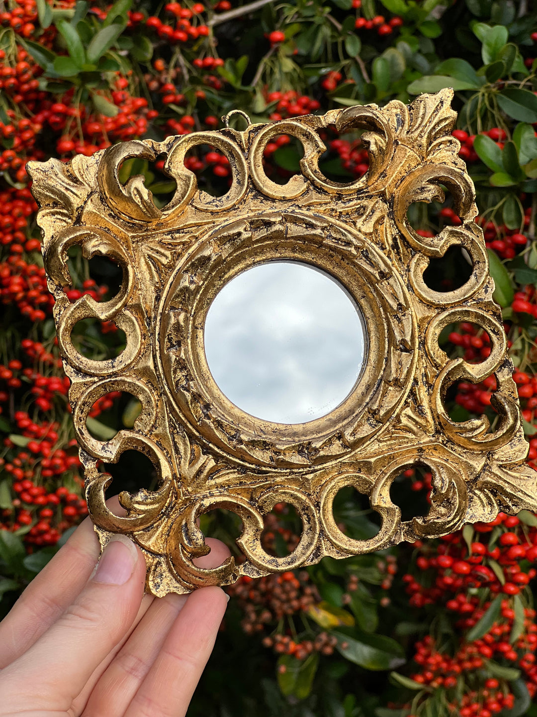 Specchietto di misure 14x14 cm, di ispirazione barocca con cornice intagliata e dorata a foglia oro. Su tutta la cornice è presente un ricco motivo intagliato.

Con una maestria che trascende il tempo, i nostri specchietti sono capolavori realizzati a mano che catturano l'essenza dell'eleganza barocca. Ogni cornice, finemente scolpita e rifinita con foglia d'oro, è frutto di tecniche di antichizzazione che regalano un'anima vissuta e senza tempo ad ogni pezzo.