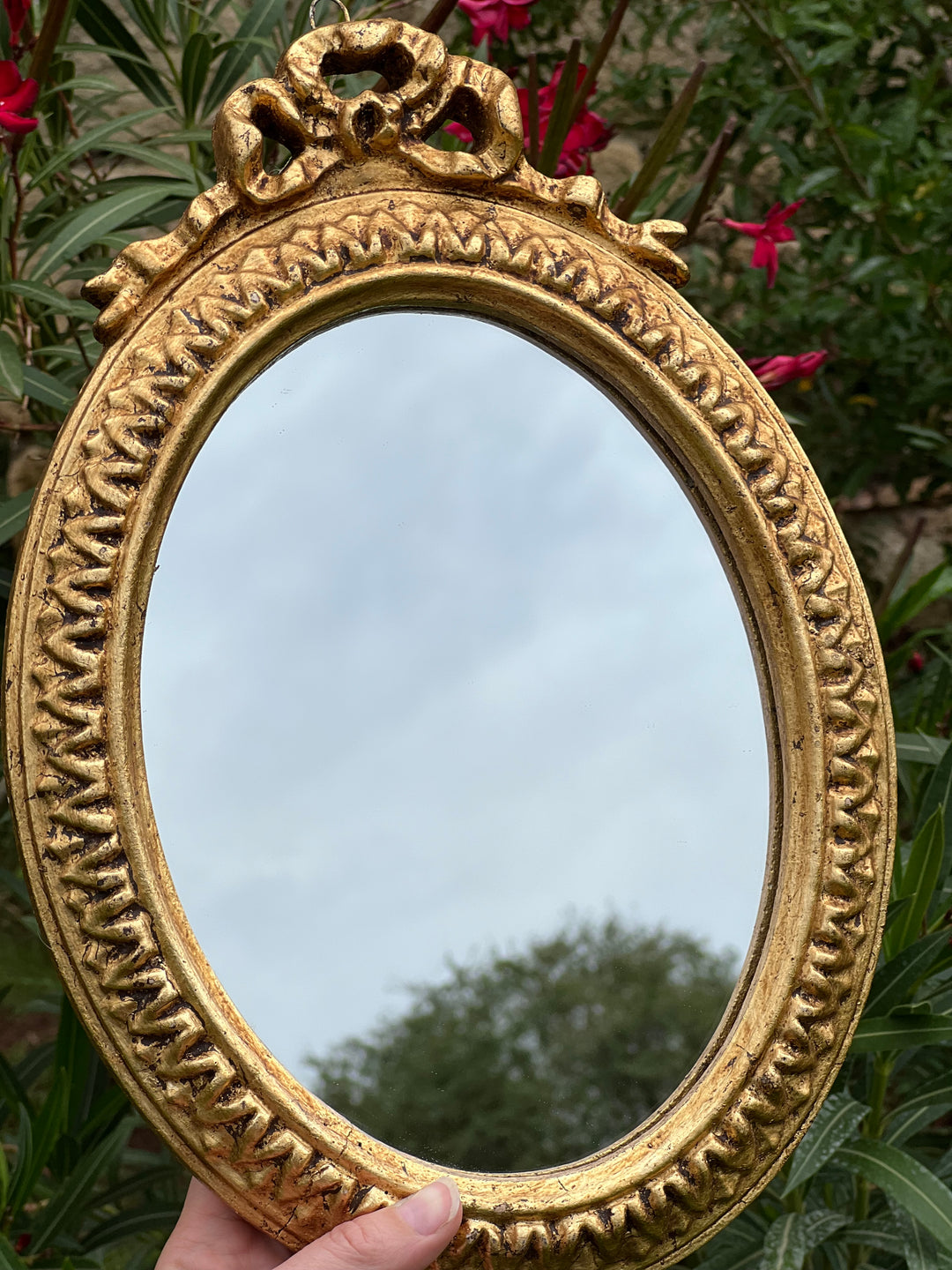 Specchietto di misure 23x33 cm, di ispirazione barocca con cornice intagliata e dorata a foglia oro. Nella parte superiore è presente un dettaglio a fregio e lungo la cornice un motivo geometrico.

Con una maestria che trascende il tempo, i nostri specchietti sono capolavori realizzati a mano che catturano l'essenza dell'eleganza barocca. Ogni cornice, finemente scolpita e rifinita con foglia d'oro, è frutto di tecniche di antichizzazione che regalano un'anima vissuta e senza tempo ad ogni pezzo.