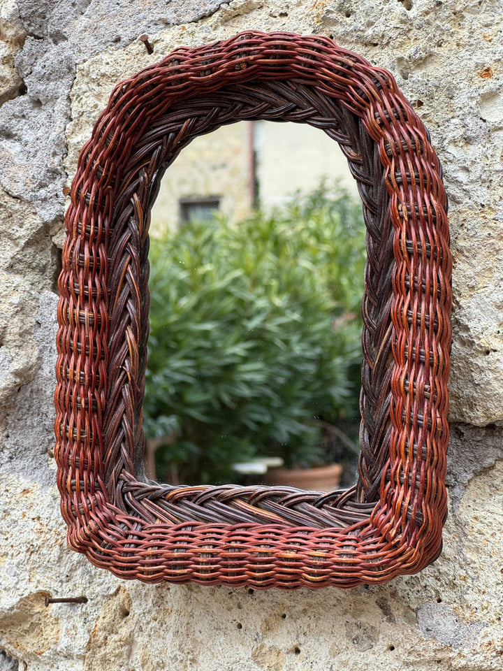 Specchietto vintage con cornice in rattan intrecciato naturale