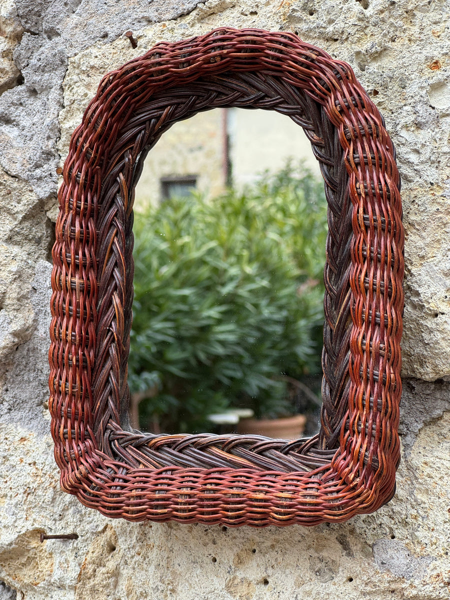 Specchietto vintage con cornice in rattan intrecciato naturale