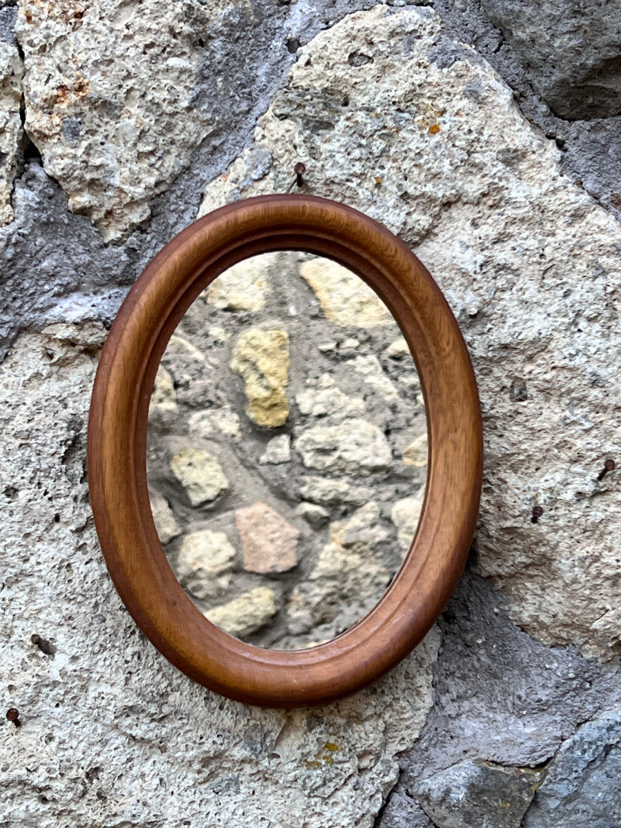 Specchietto ovale con cornice in legno.  Misure 22x18 cm