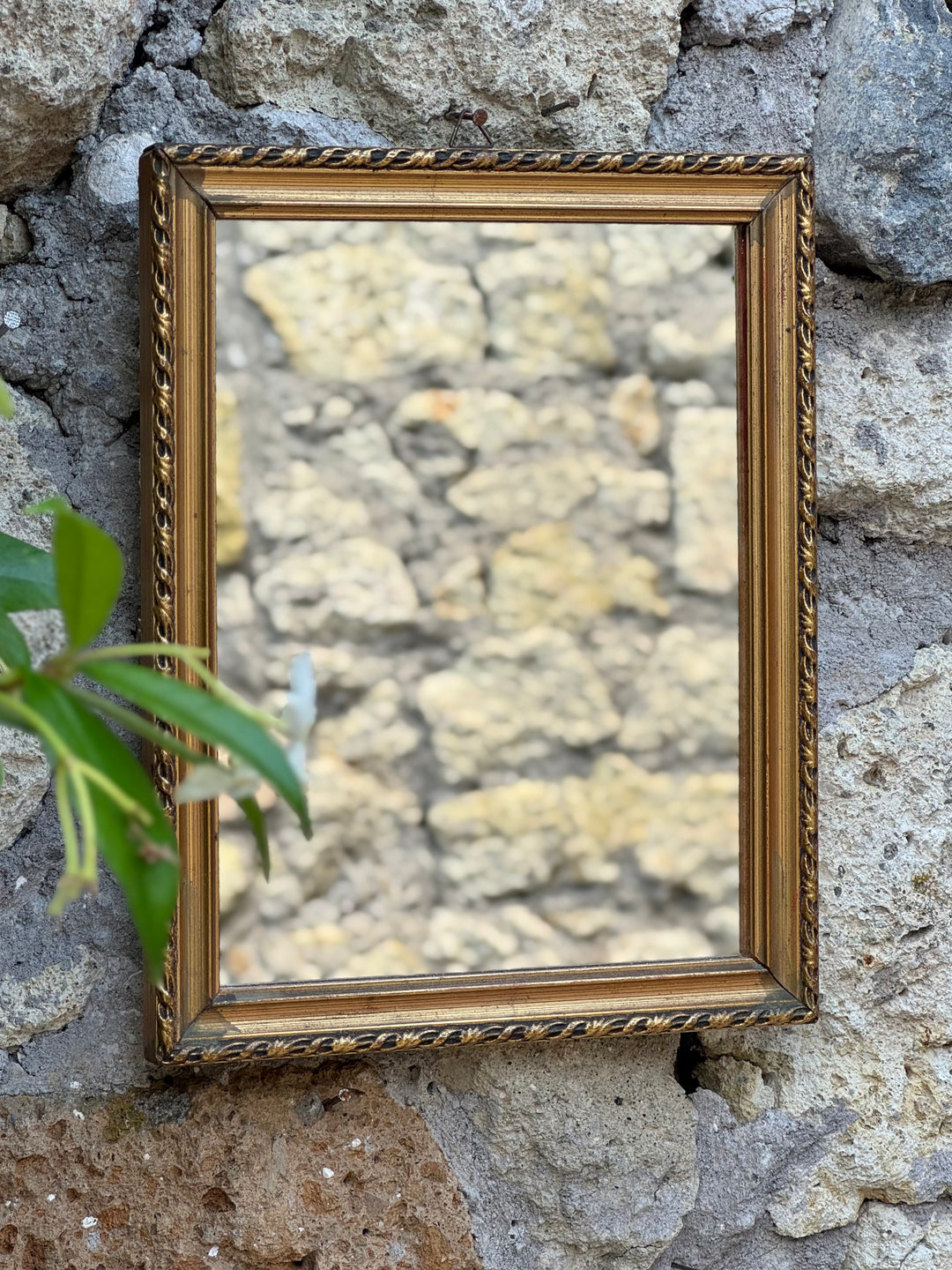 Specchi da parete vintage in legno dorato con cornice lavorata
