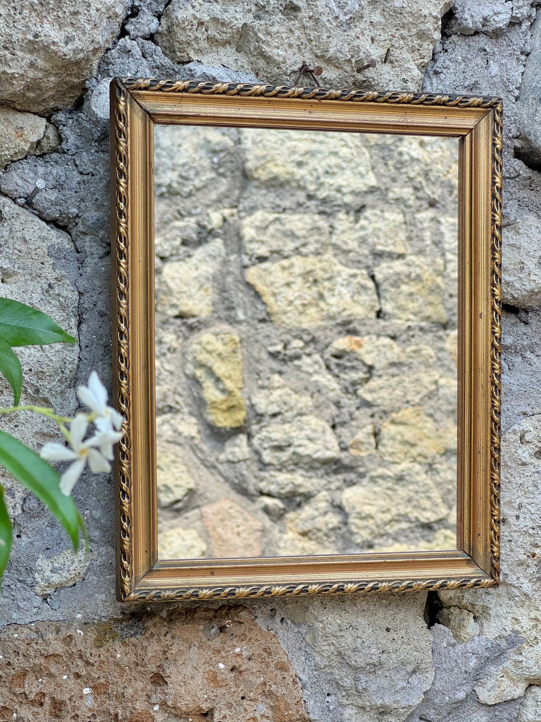 Specchi da parete vintage in legno dorato con cornice lavorata