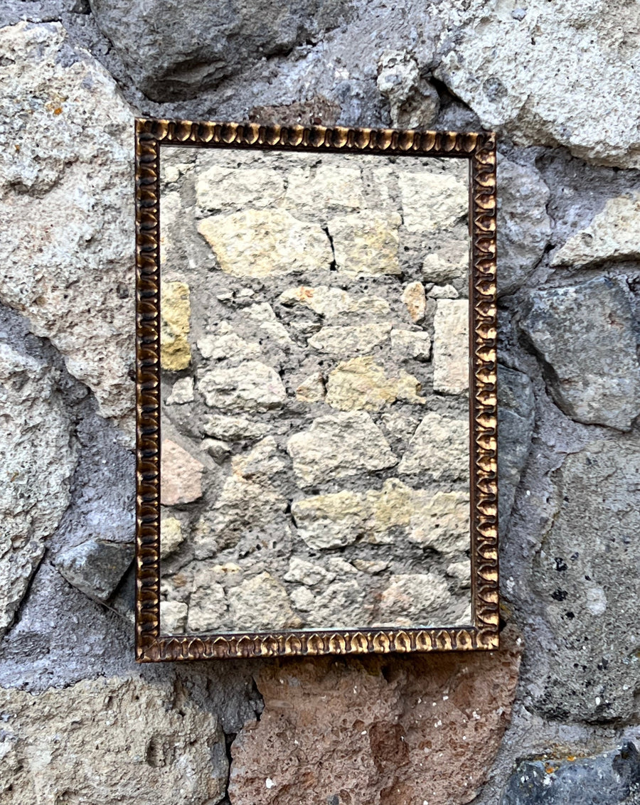 Specchio con cornice in legno dorato con decoro.  Misure 23x33,5 cm