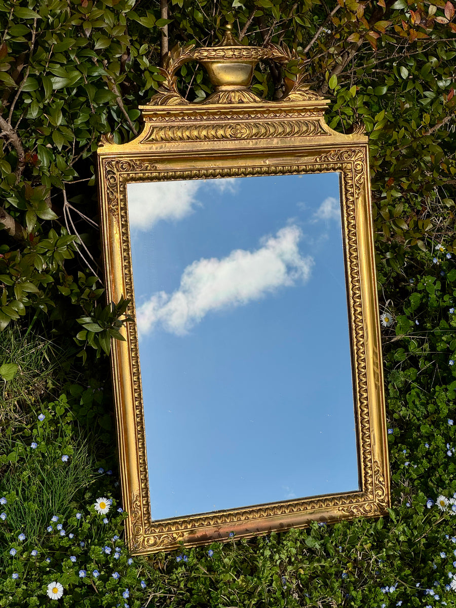Specchio da parete vintage con cornice dorata e cimasa decorativa stile classico
