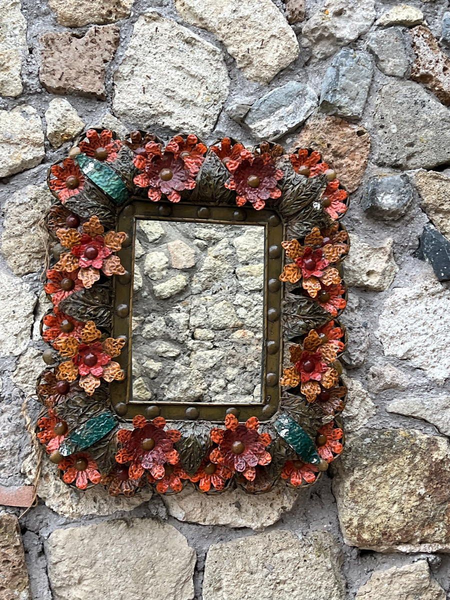 Specchio con cornice in metallo decoro floreale dipinto rilievo.  Possibilità di appenderlo in verticale e orizzontale.  Misure 60x70 cm