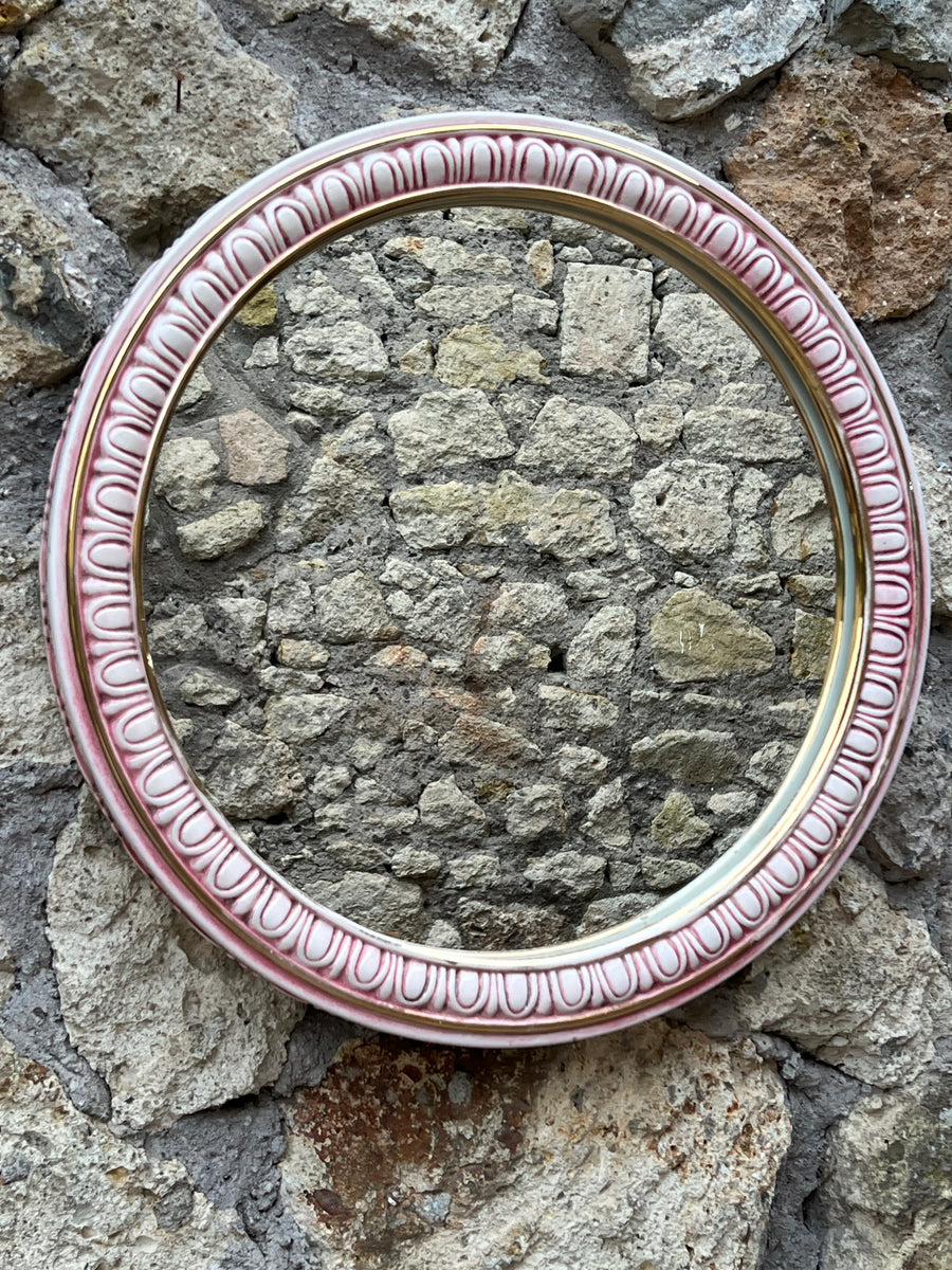 <p>Specchio tondo con decoro in porcellana rosa e bianco con profilo dorato firmato Capodimonte Italy (firma sul retro)</p> <p>Come visibile in foto in alcuni punti la doratura è sbiadita e assente.</p> <p>Misure diametro 50cm&nbsp; Cornice spessore 5 cm</p>