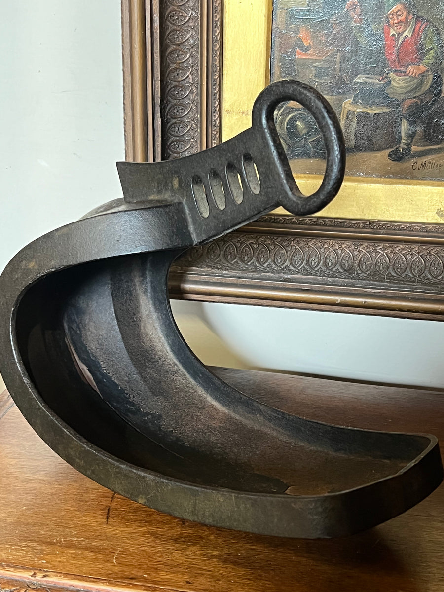 Staffa tradizionale giapponese, nota come "abumi," è un pezzo notevole e rappresentativo della cavalleria samurai. Realizzata in ferro, la staffa presenta una forma curva e unica, che riflette l'artigianalità e il design sofisticato tipico degli accessori militari del Giappone feudale.

Misure 30x27x15 cm e peso 2,245 kg
