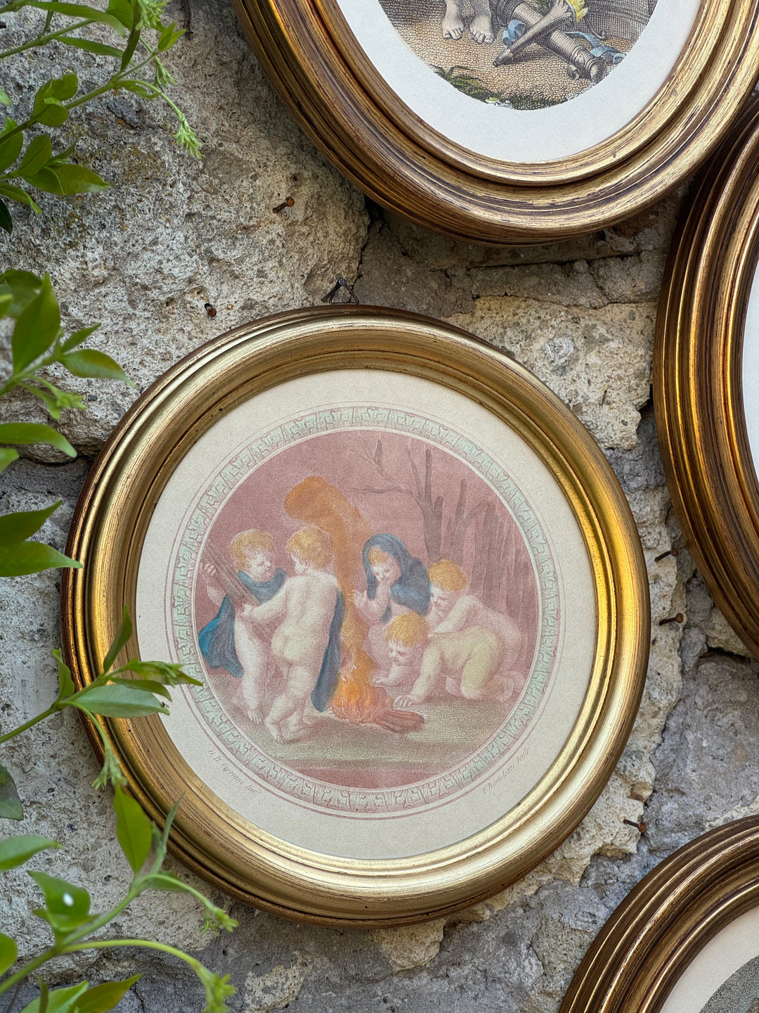 Stampe tonde con raffigurazione putti con cornici dorate
