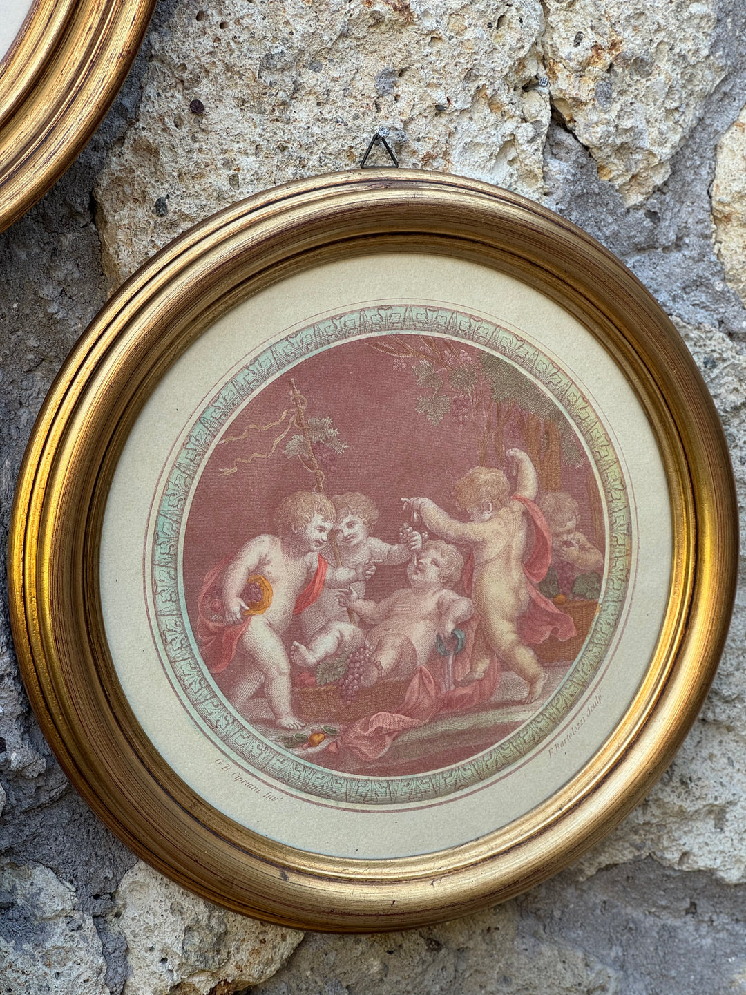 Stampe tonde con raffigurazione putti con cornici dorate