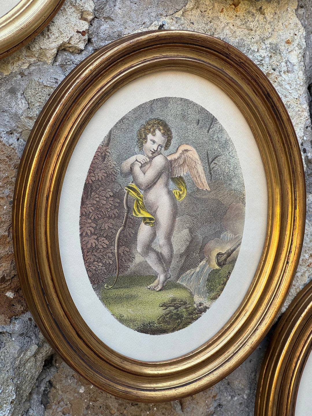 Stampe con Putti in Cornici Ovali Dorate Scene Allegoriche Classiche
