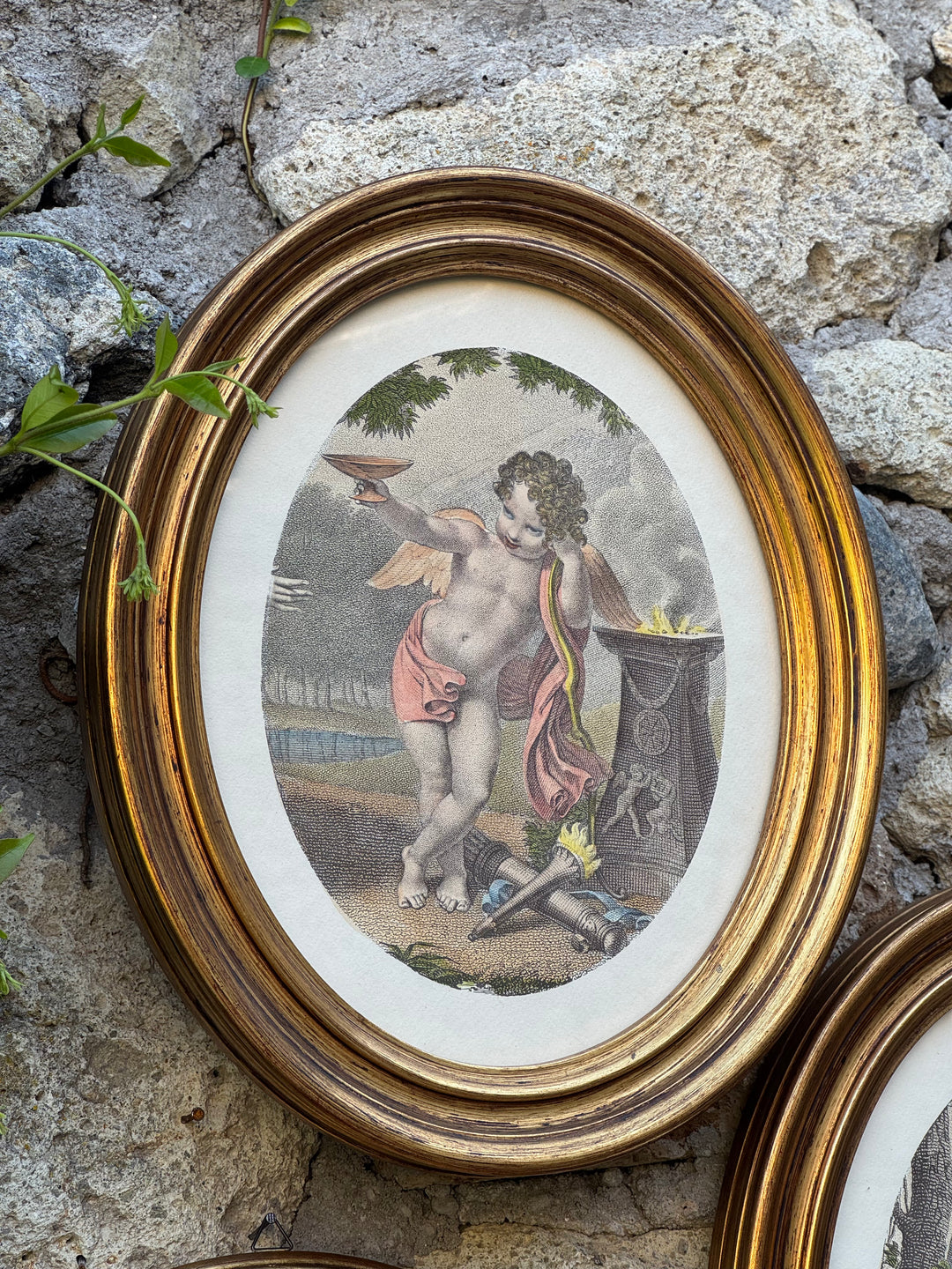 Stampe con Putti in Cornici Ovali Dorate Scene Allegoriche Classiche