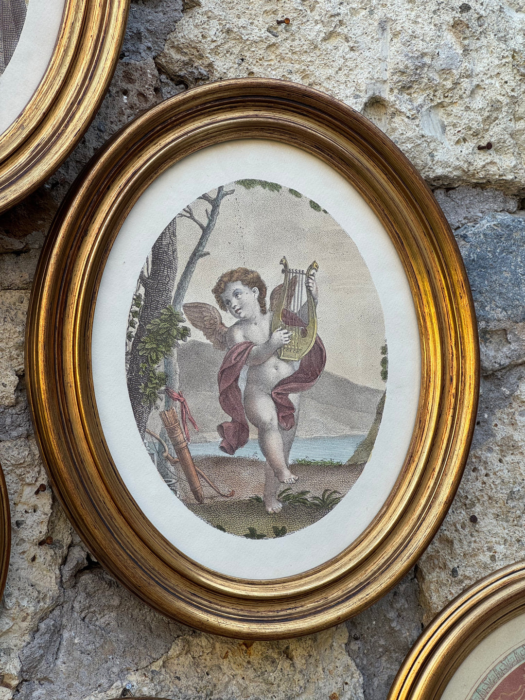 Stampe con Putti in Cornici Ovali Dorate Scene Allegoriche Classiche