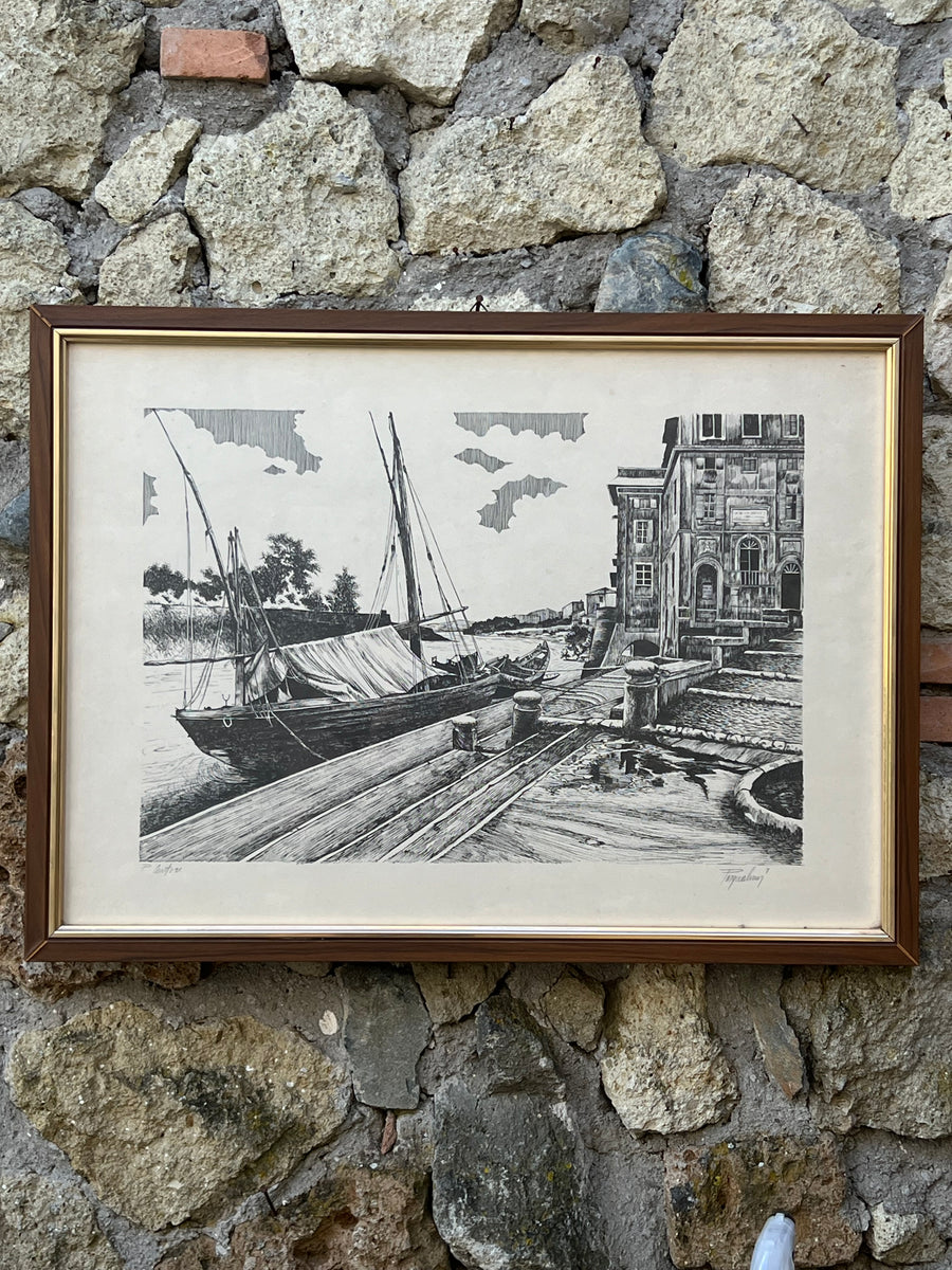 Stampa d’arte in bianco e nero con barche a vela e palazzi, firmata e incorniciata