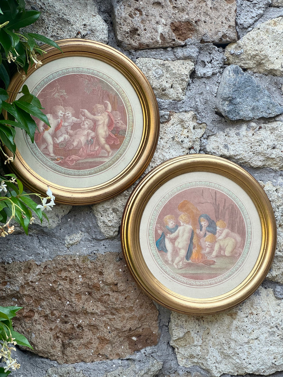 Coppia di stampe tonde con putti in stile rinascimentale inserite in cornici dorate rotonde.