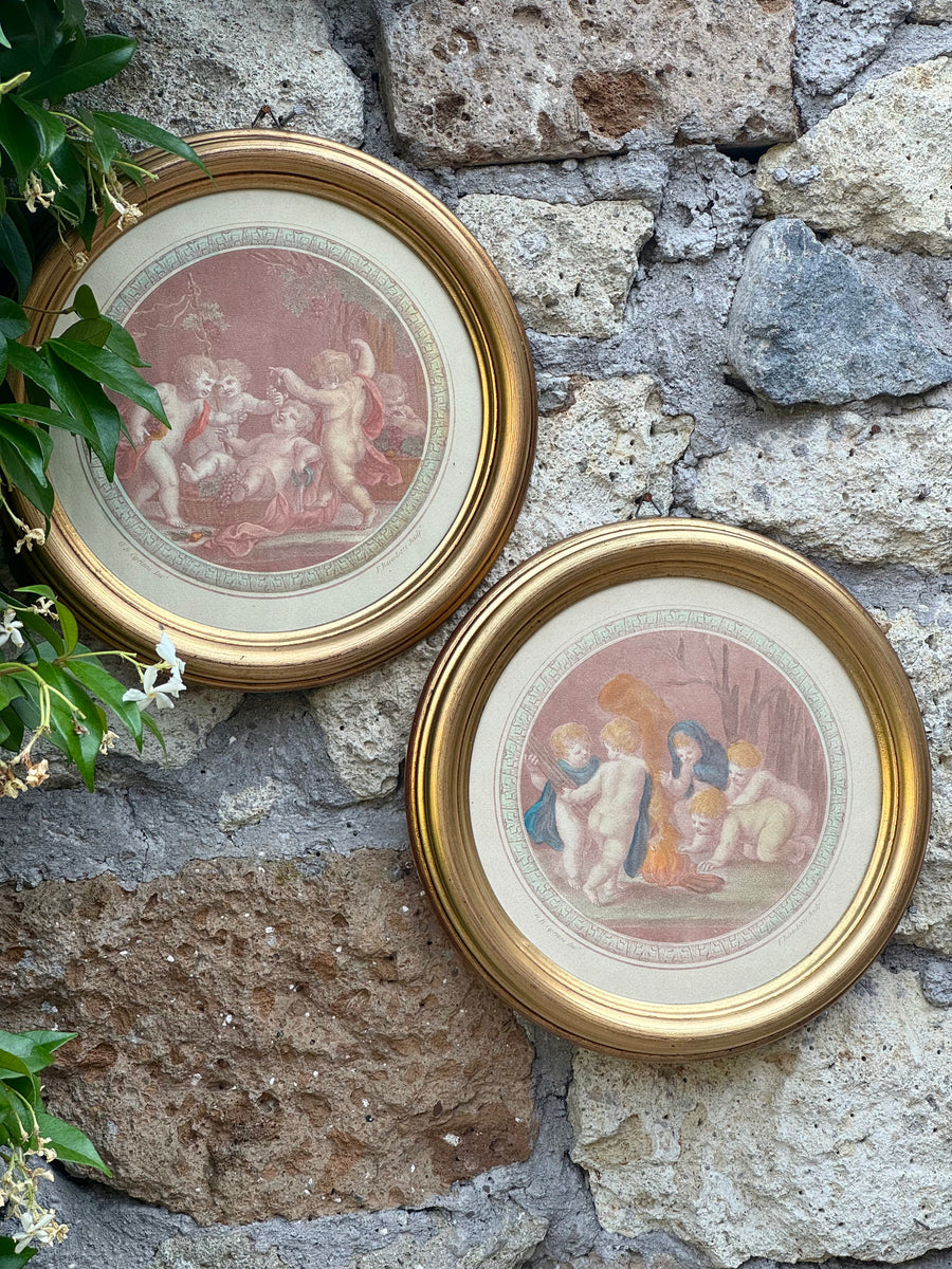 Coppia di stampe tonde con putti in stile rinascimentale inserite in cornici dorate rotonde.