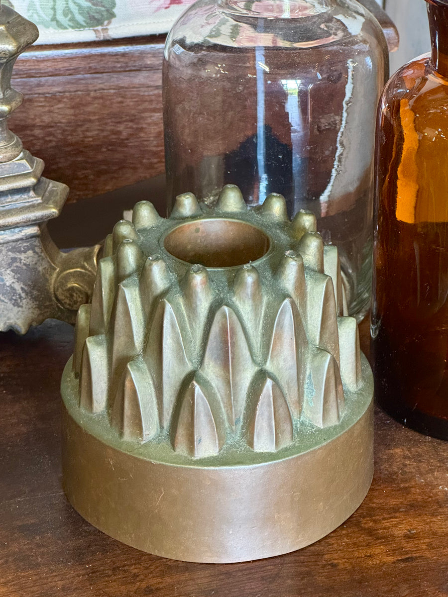 Antico stampo da budino in rame massiccio con decorazione geometrica a rilievo