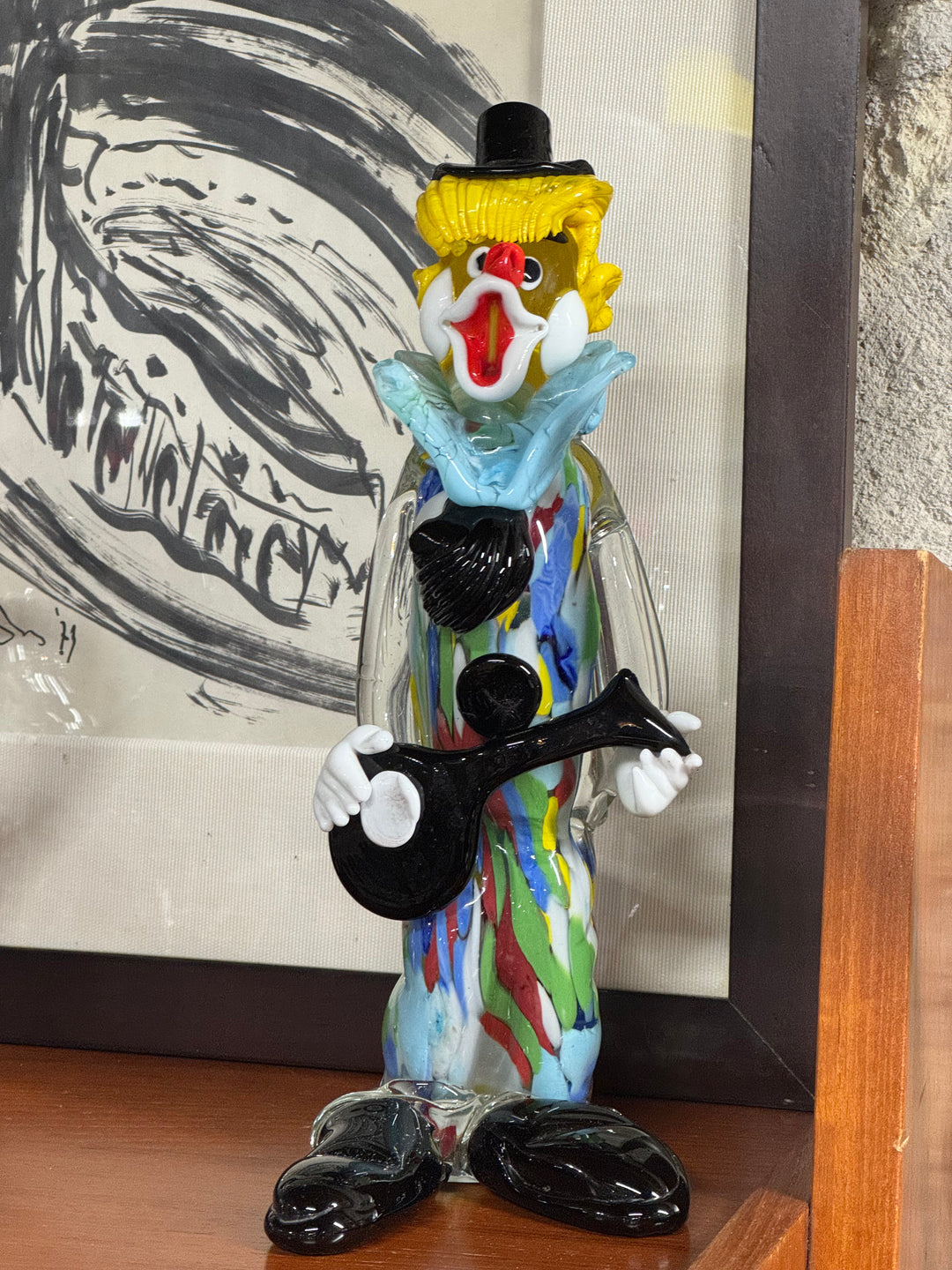 Statua clown in vetro di Murano policromo con chitarra e dettagli applicati a mano