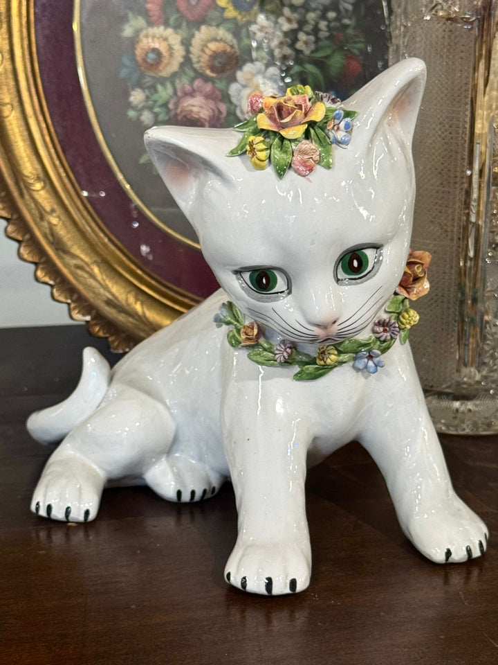 Gatto decorativo vintage in ceramica bianca Made in Italy con fiori policromi applicati