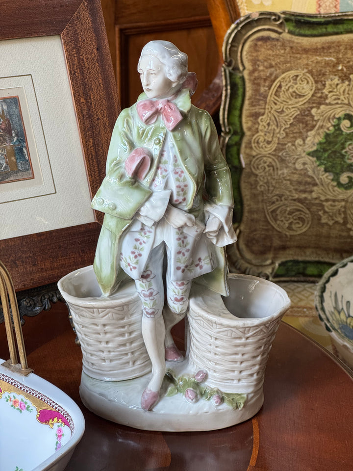 Statua portapenne in ceramica smaltata con figura galante in abiti settecenteschi e doppio cestino intrecciato