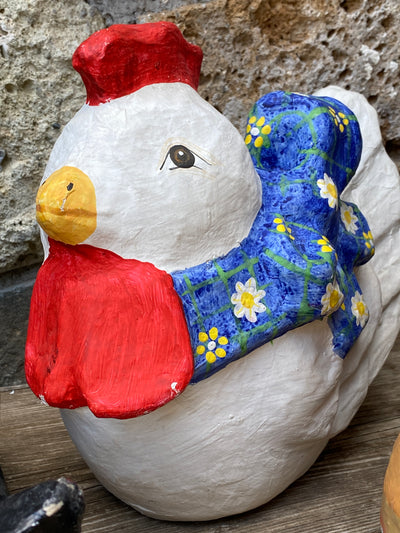 Statuetta Gallina in cartapesta dipinta vintage.