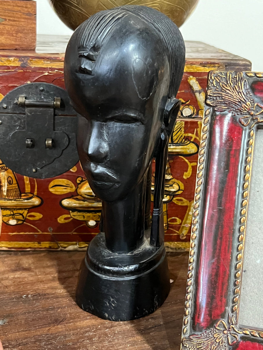<p>Statuetta africana raffigurante busto in ebano intagliato a mano.</p> <p>Misure 9x5x20 cm&nbsp;</p>