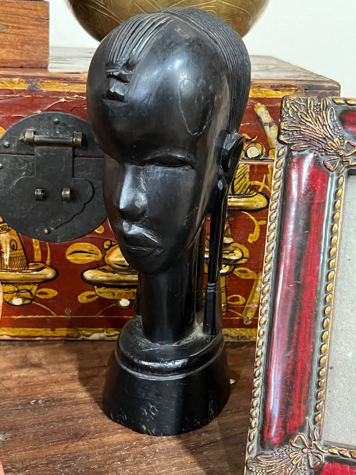 <p>Statuetta africana raffigurante busto in ebano intagliato a mano.</p> <p>Misure 9x5x20 cm&nbsp;</p>