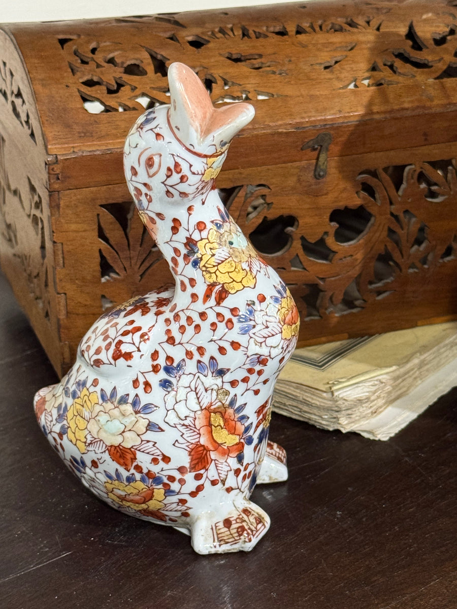 Statuetta decorativa a forma di papera in porcellana dipinta a mano con decori floreali