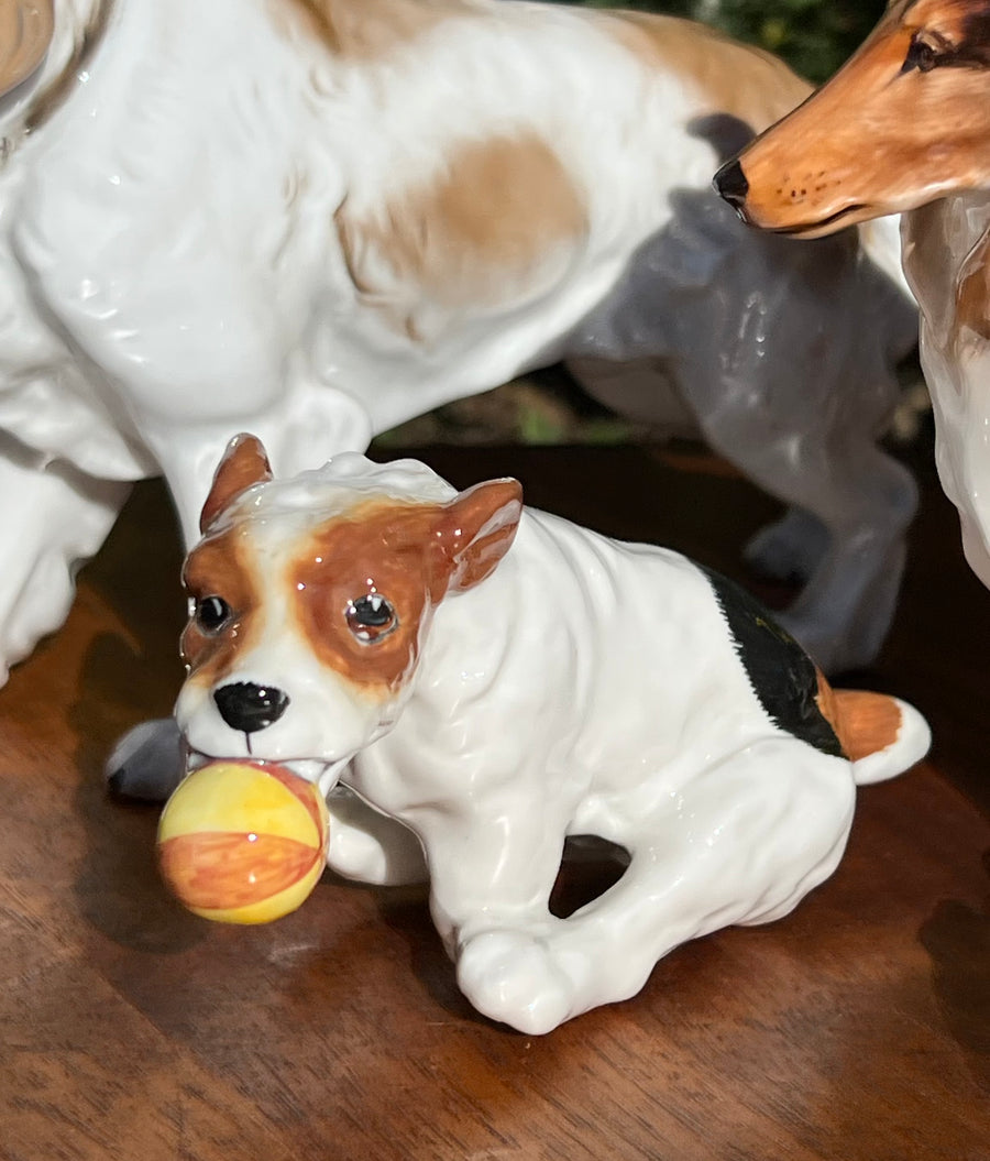 <p>Statuetta in porcellana cane Jake Russell Terrier con palla del marchio Royal Doulton modello <span data-mce-fragment="1">HN 1097.</span></p> <p>Misure 12x6x6 cm</p>