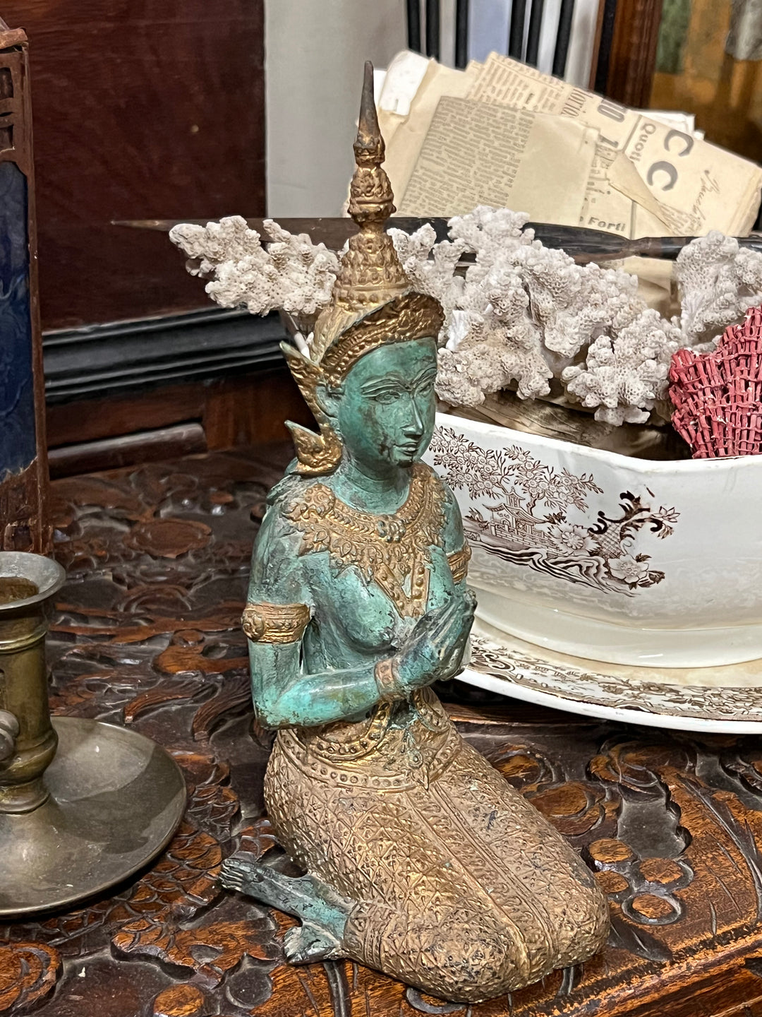 Statuina thailandese in bronzo patinato e dorato con mani giunte in preghiera