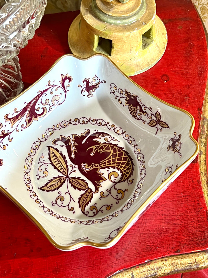 Svuotatasche in porcellana Limoges con decoro bordeaux e bordo dorato su fondo avorio