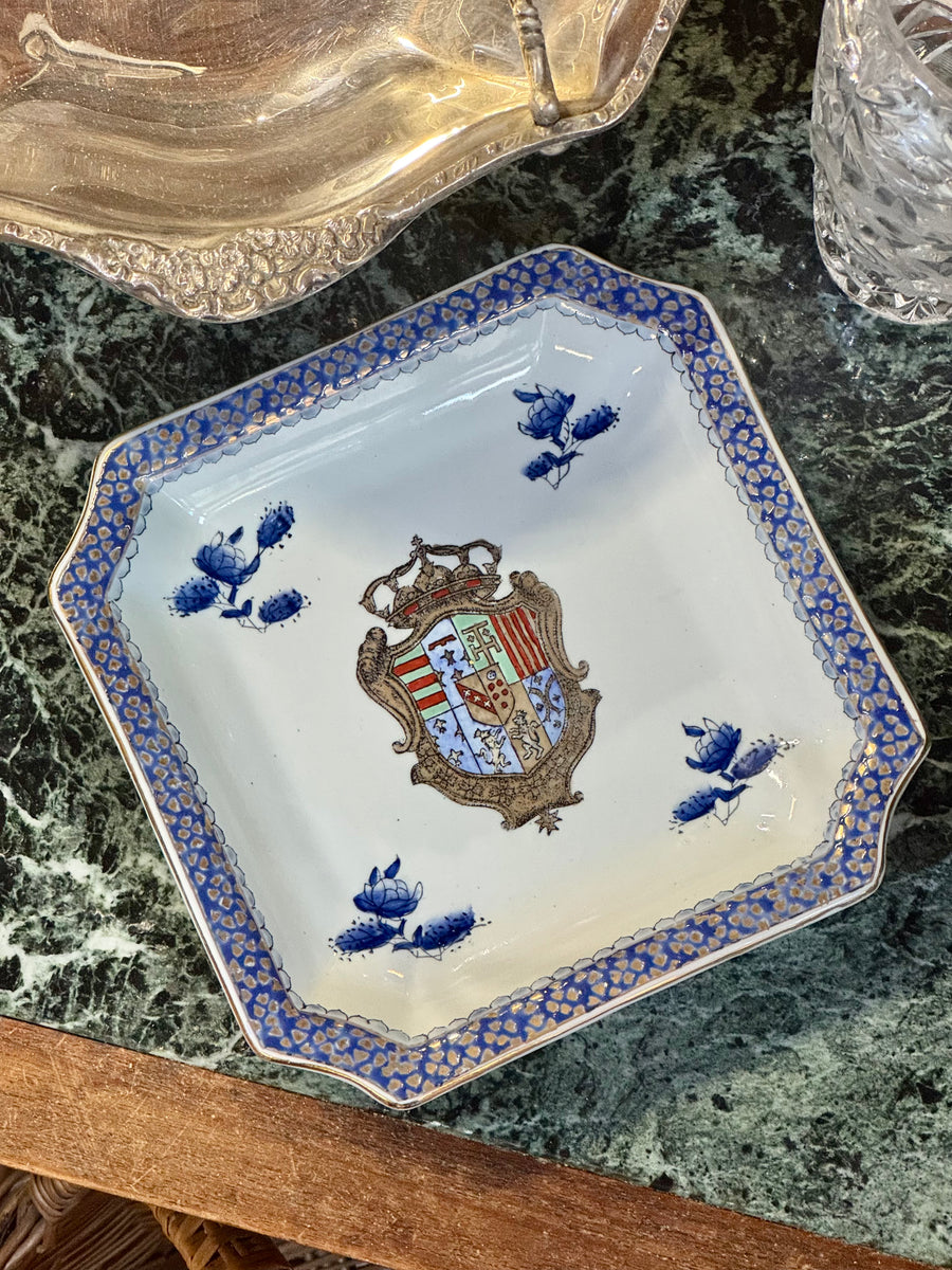 Svuotatasche vintage in porcellana cinese decorata a mano con stemma araldico e bordo blu e oro