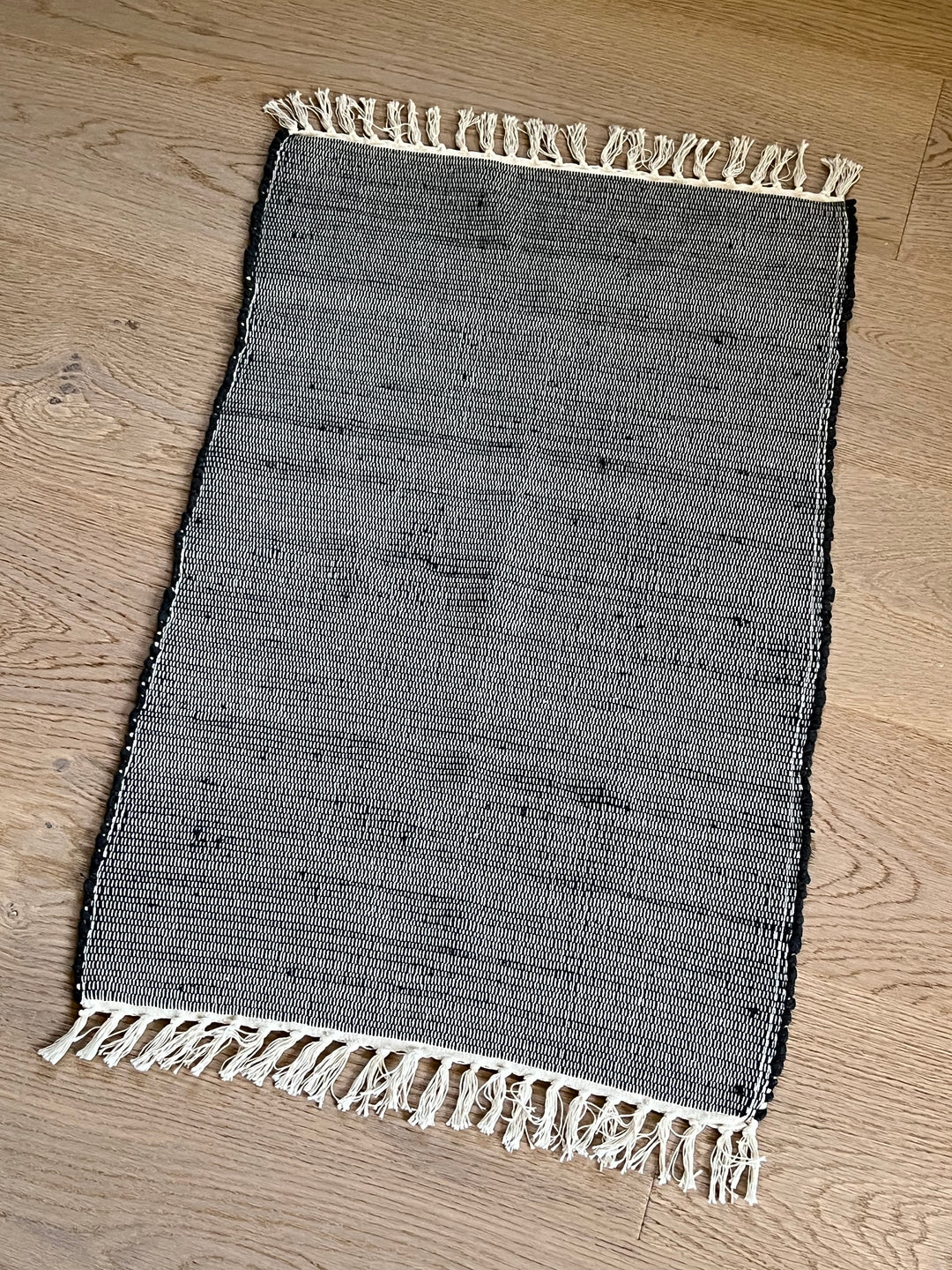 Tappetino con frange, Tre colorazioni