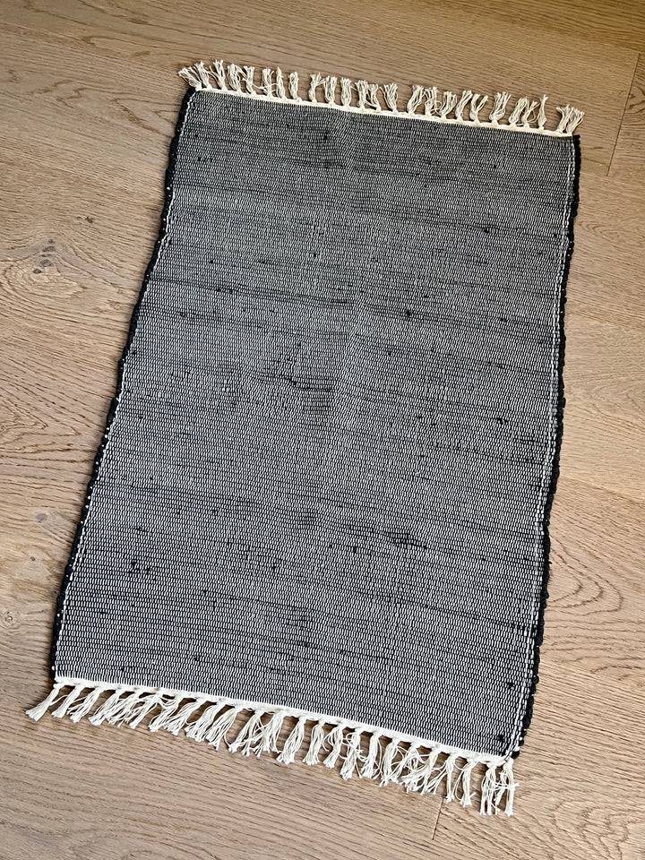 Tappetino con frange, Tre colorazioni