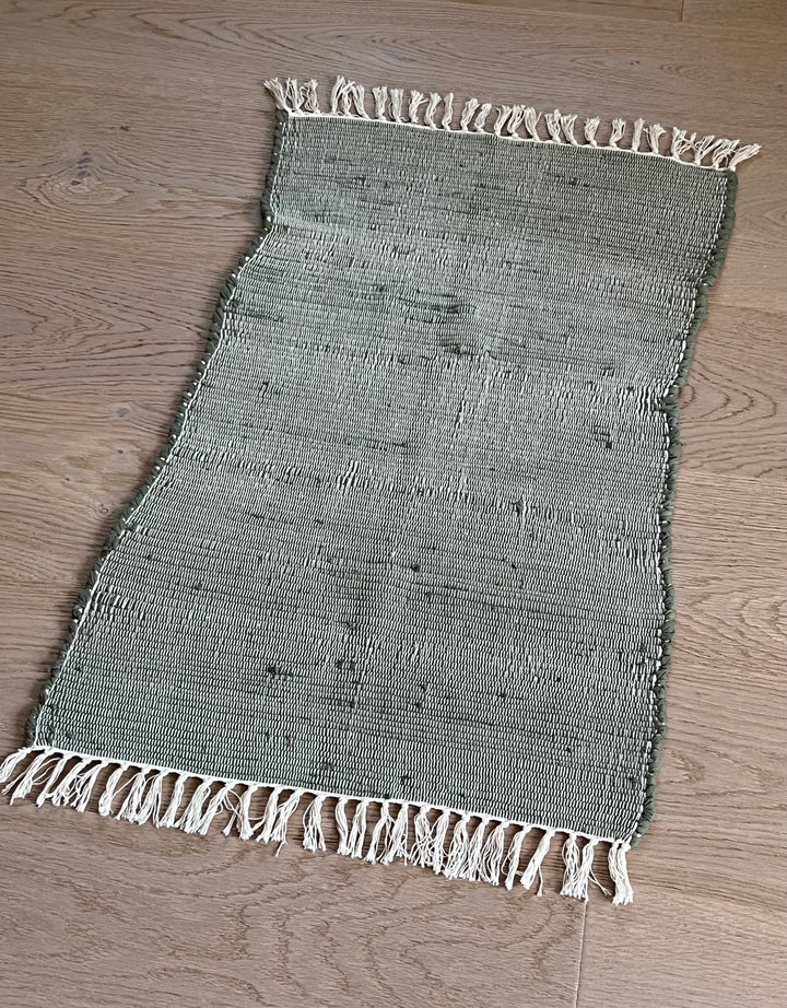 Tappetino con frange, Tre colorazioni