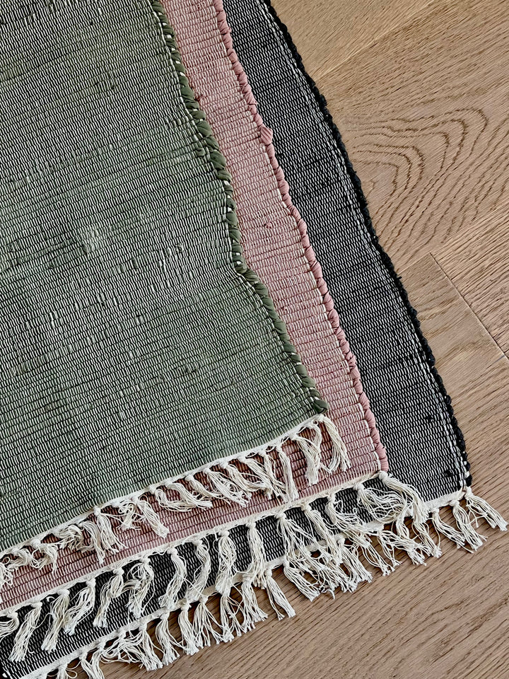 Tappetino in cotone con frange in tre colorazioni: rosa, verde e blu