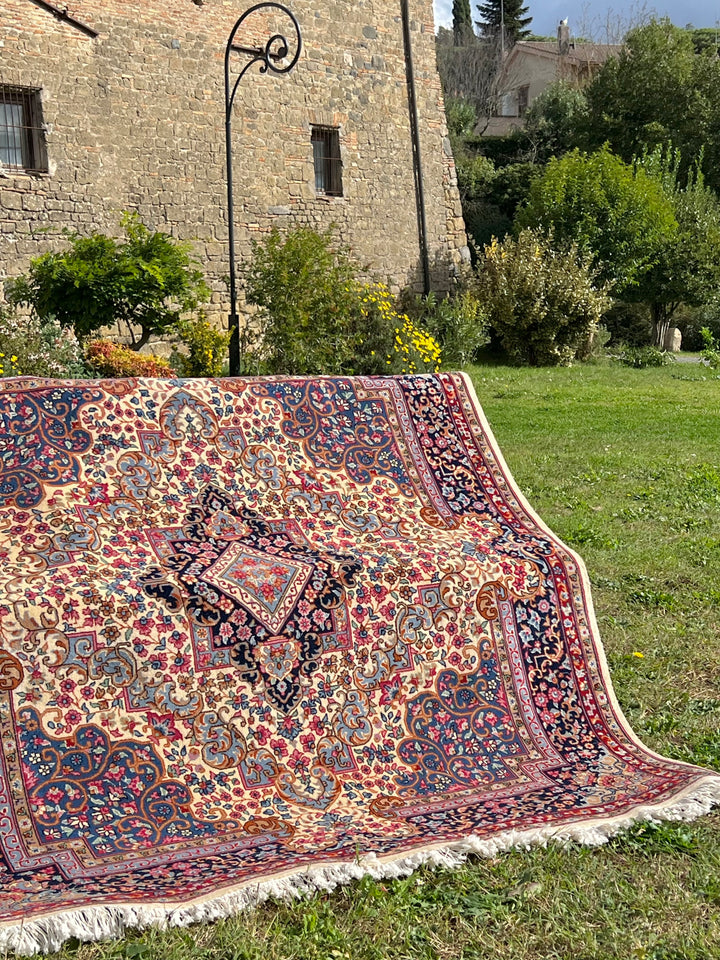 Tappeto Berkana Royal annodato a mano con medaglione centrale e decoro floreale, Mongolia