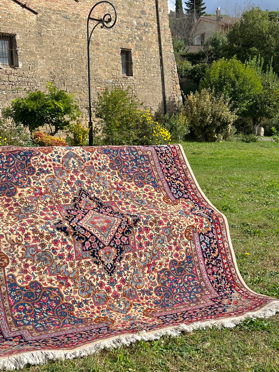 Tappeto Berkana Royal annodato a mano con medaglione centrale e decoro floreale, Mongolia
