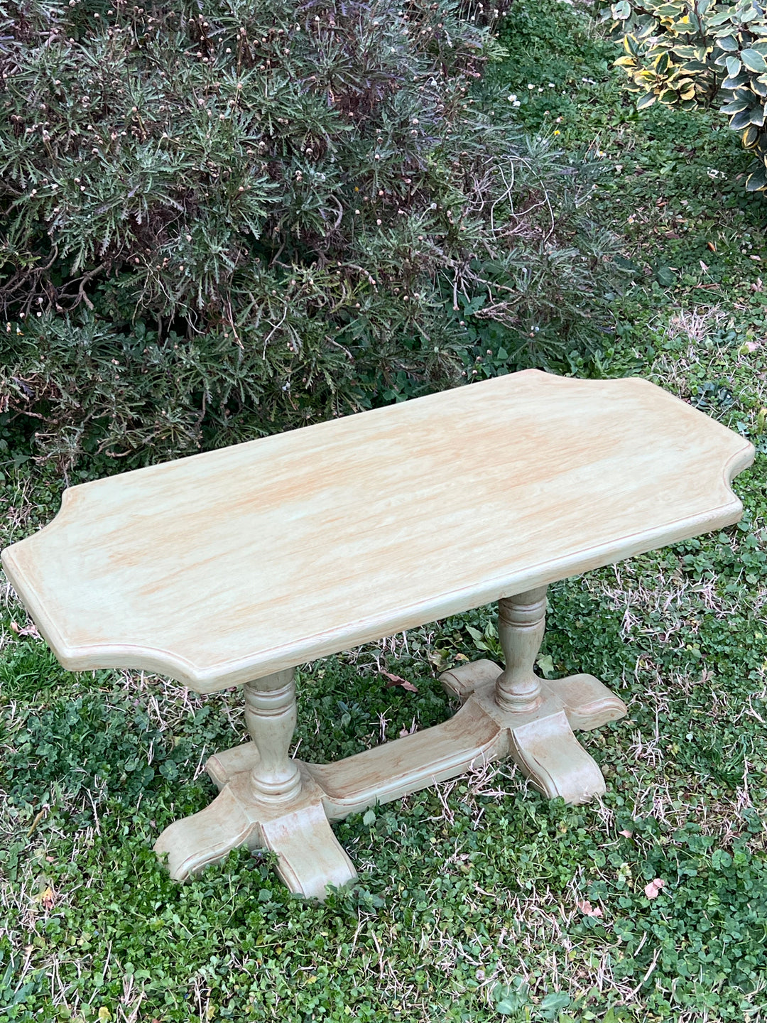 Tavolino vintage in legno massello con verniciatura verde salvia e gambe scolpite in stile rustico chic
