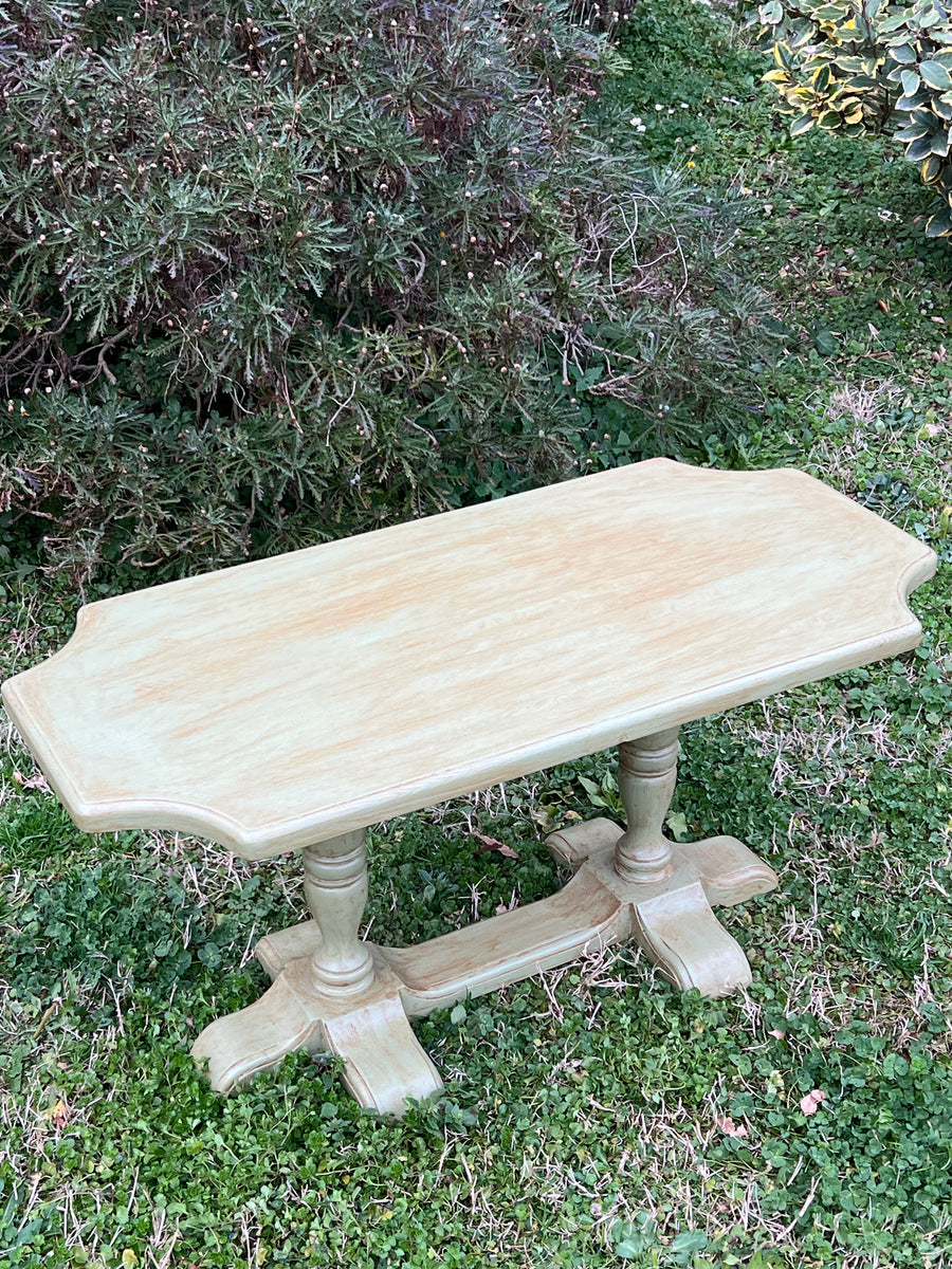 Tavolino vintage in legno massello con verniciatura verde salvia e gambe scolpite in stile rustico chic
